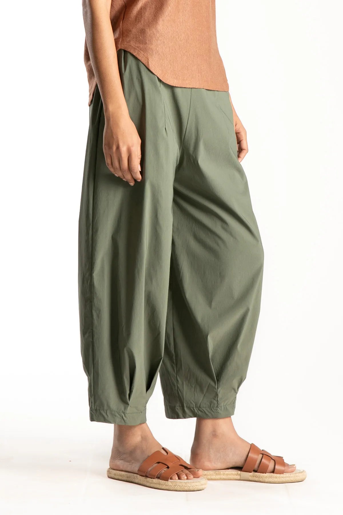 Ragga Pantalón Stefano de mujer en viscosa técnica verde musgo pinzas inferiores perfil
