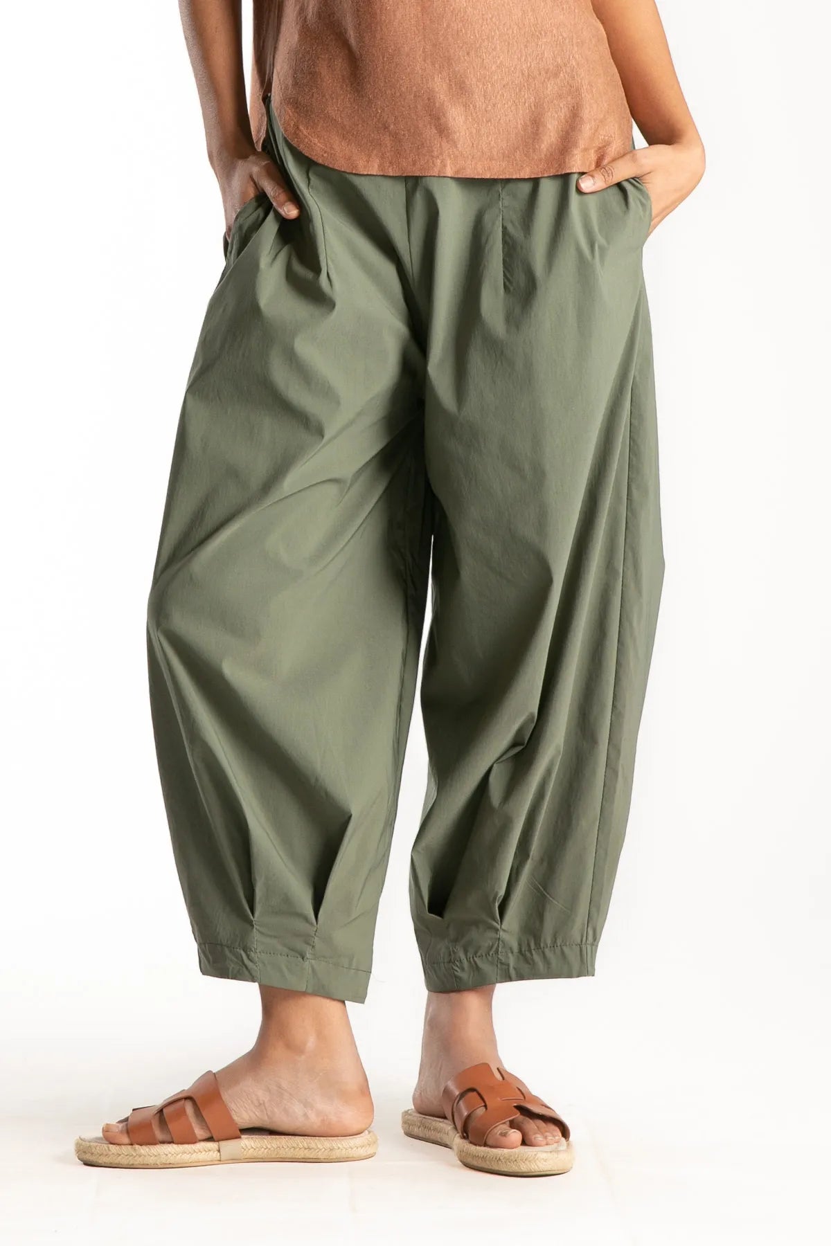 Ragga Pantalón Stefano de mujer en viscosa elastizada verde musgo con pinzas inferiores vista frontal