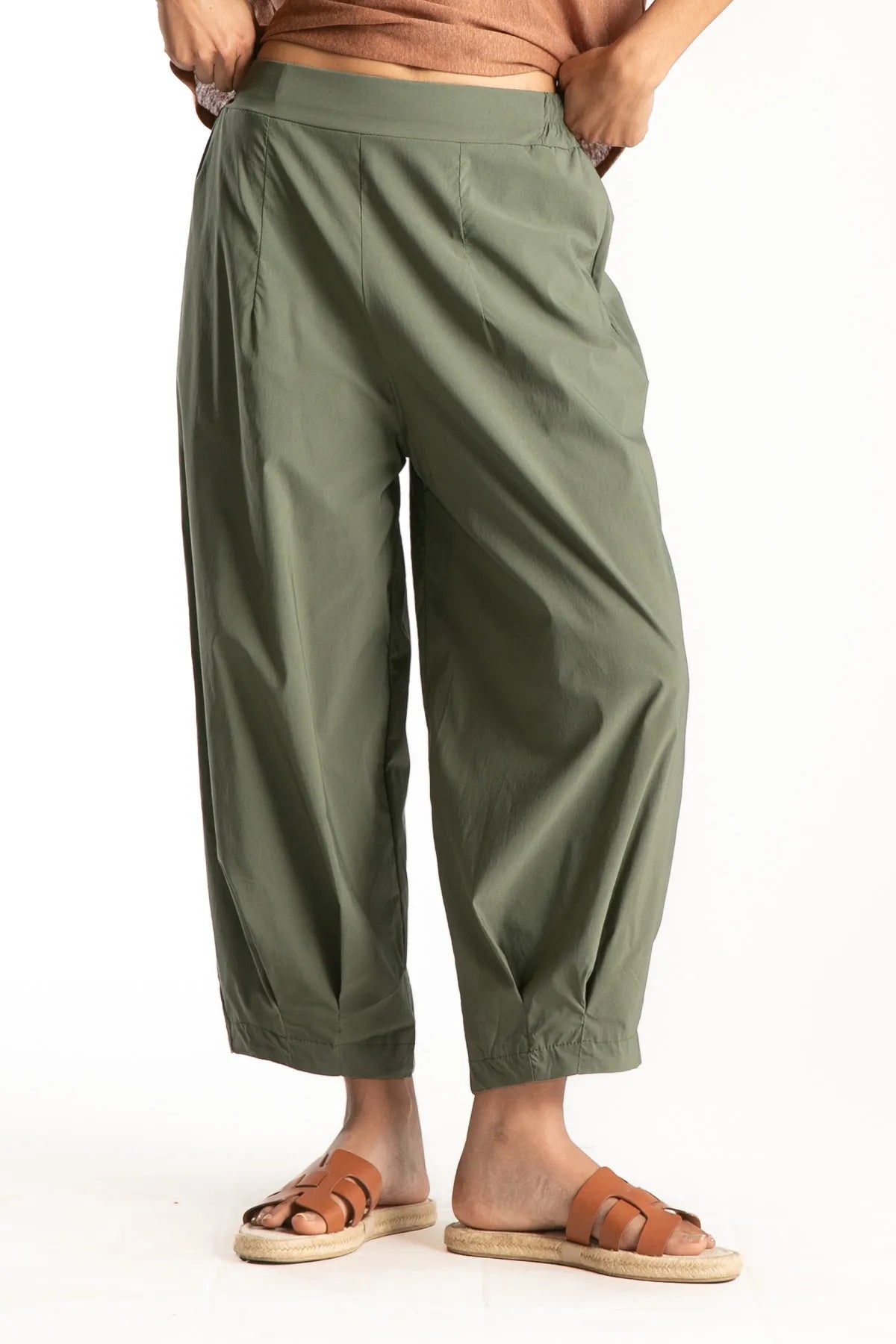 Ragga Pantalón Stefano de mujer en viscosa técnica verde musgo  pretina elasticada vista frontal