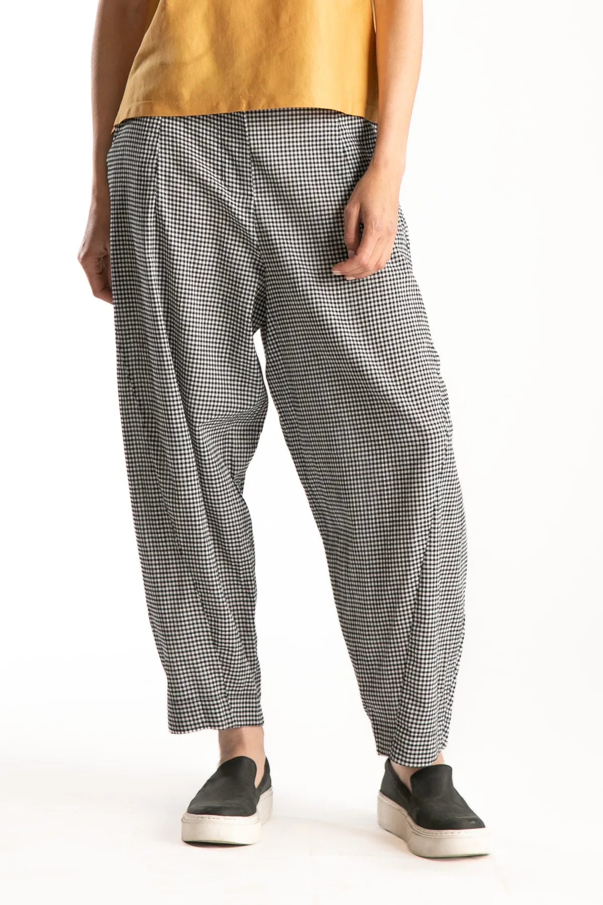 Ragga Pantalón Trystan cuadros vichy blanco y negro pequeños vista frontal