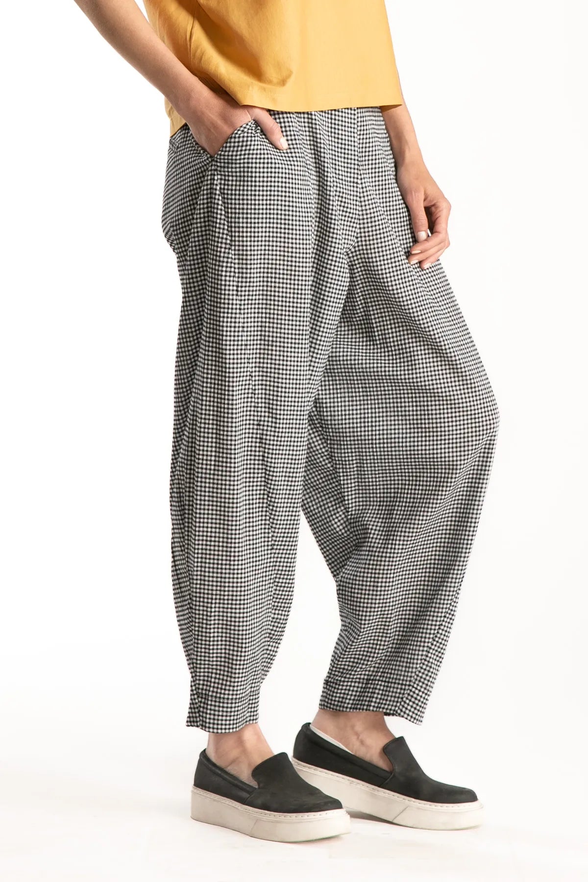 Ragga Pantalón Trystan cuadros vichy blanco y negro cortes diagonales perfil