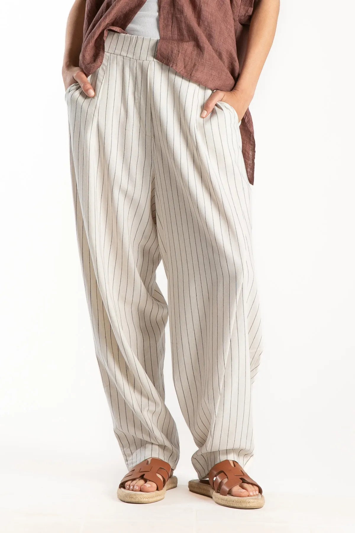 Ragga Pantalón Valencia de mujer de lino y algodón marfil con líneas chocolate. pretina elasticada vista frontal 