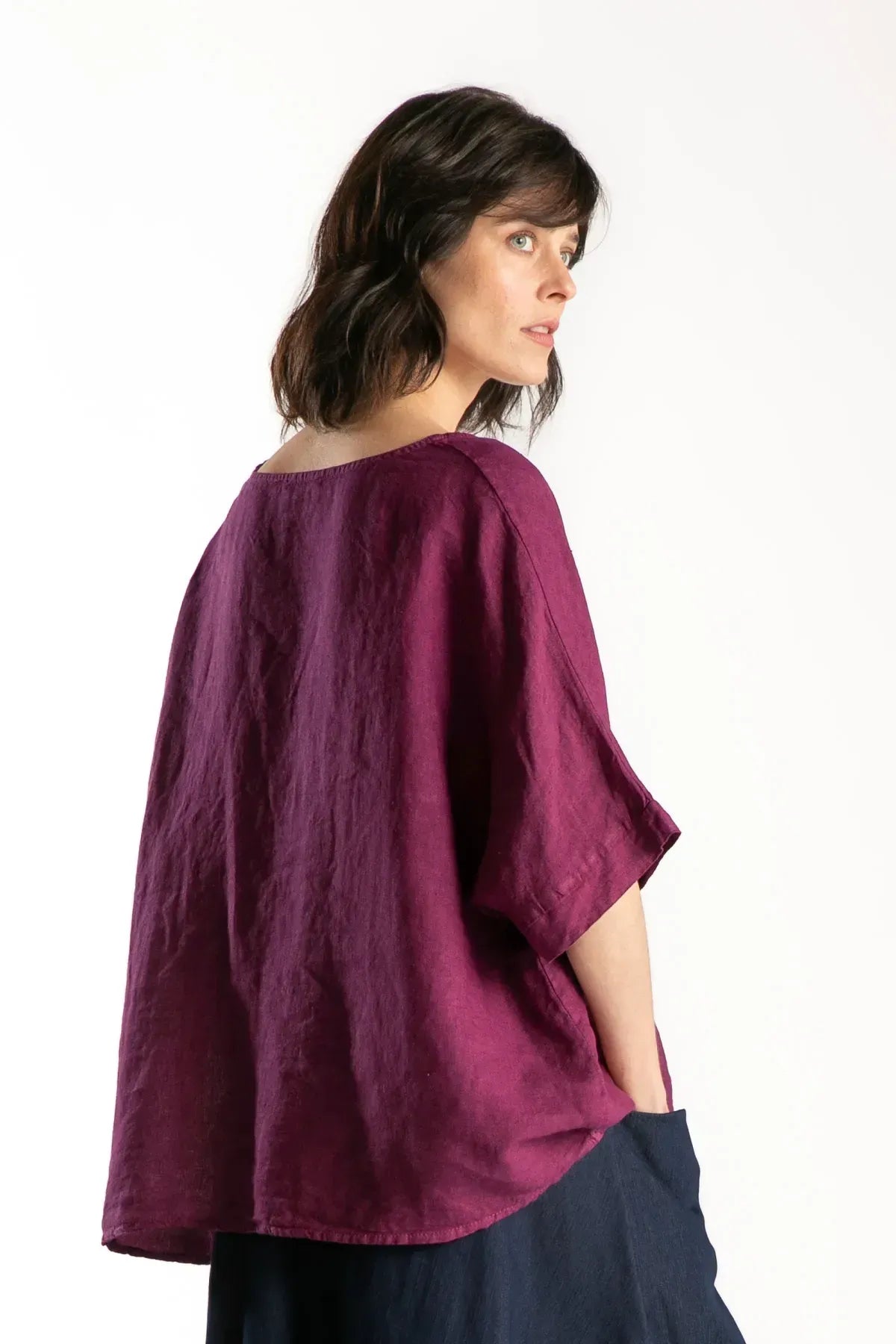 Ragga polera Gaby 100% lino de mujer recta oversize manga 3/4 color betarraga vista espalda