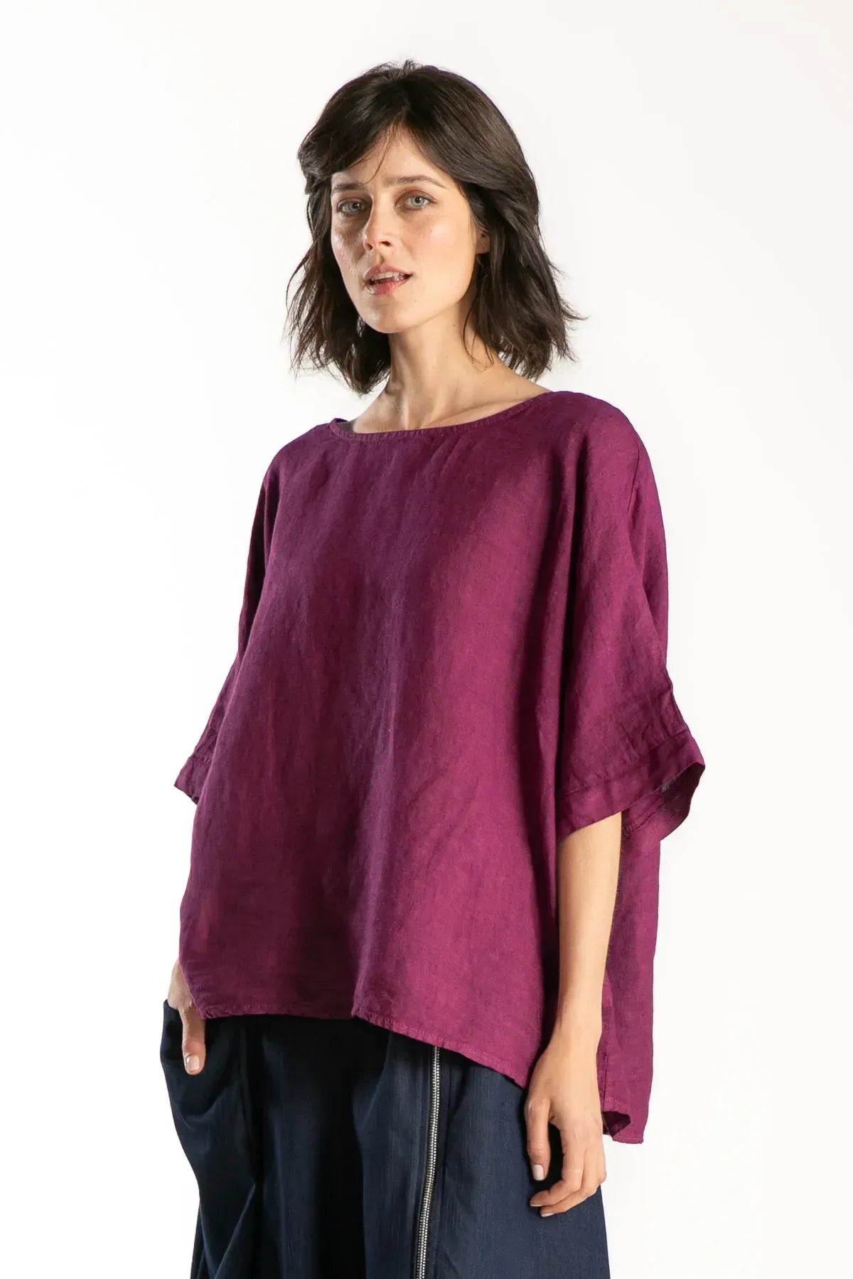 Ragga polera Gaby 100% lino de mujer casual oversize manga corta color betarraga vista perfil