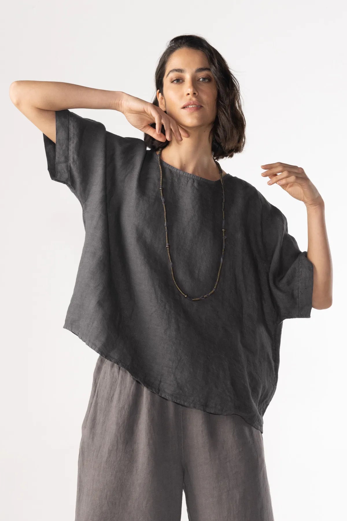 Ragga polera Gaby de lino de mujer oversize manga corta color grafito vista frontal