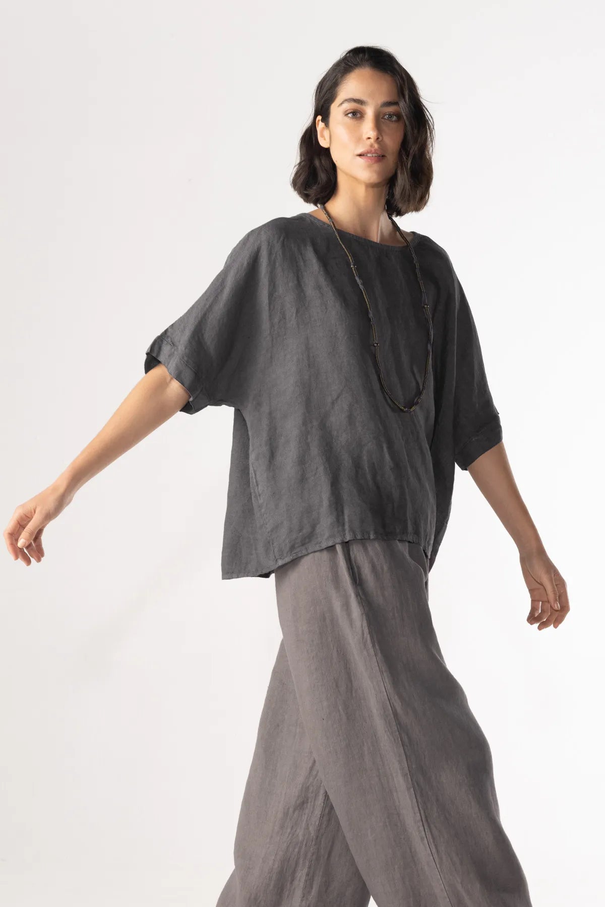 Ragga polera Gaby 100% lino de mujer casual oversize manga corta color grafito vista perfil
