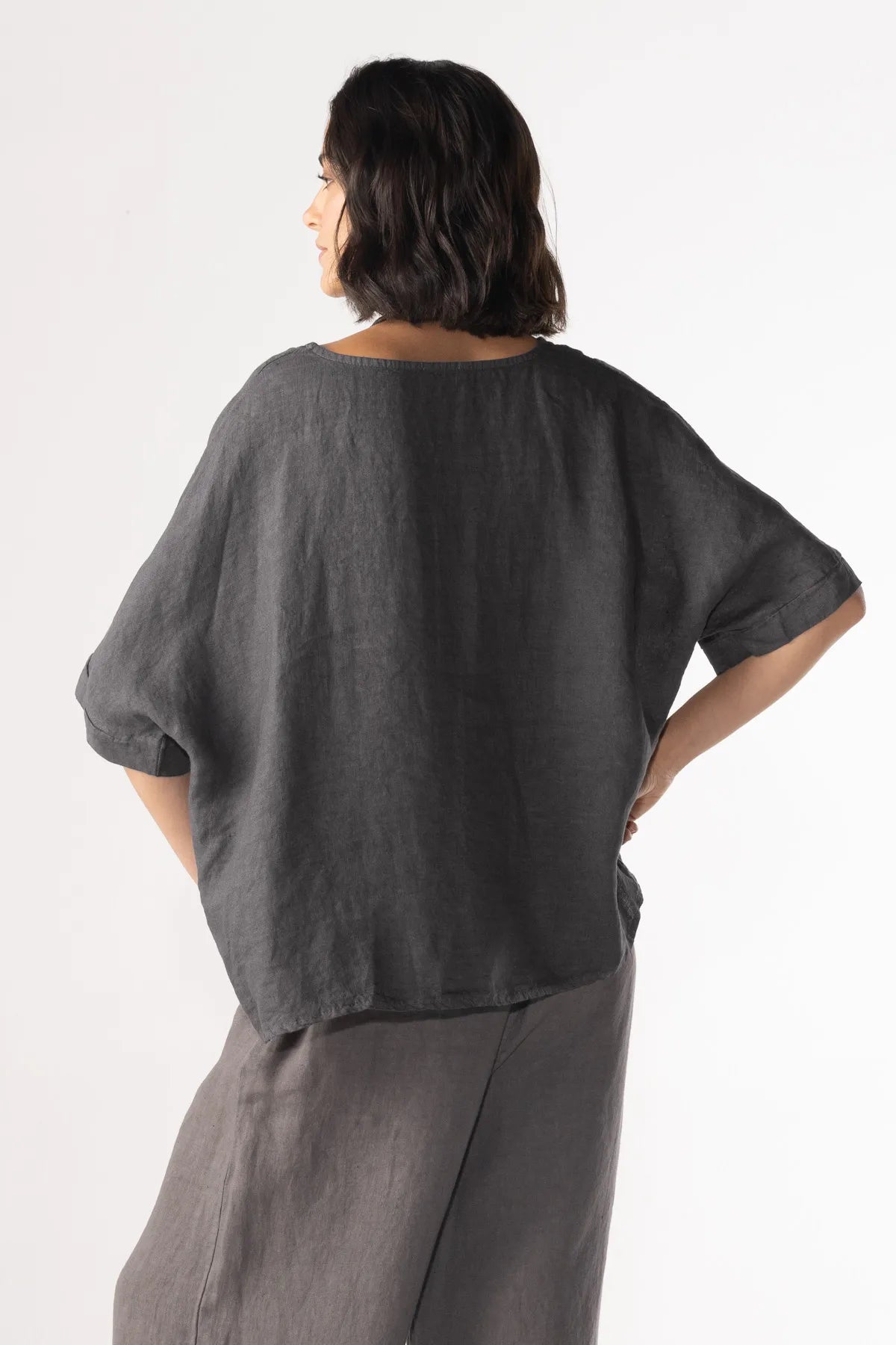 Ragga polera Gaby 100% lino de mujer recta oversize manga corta color grafito vista espalda