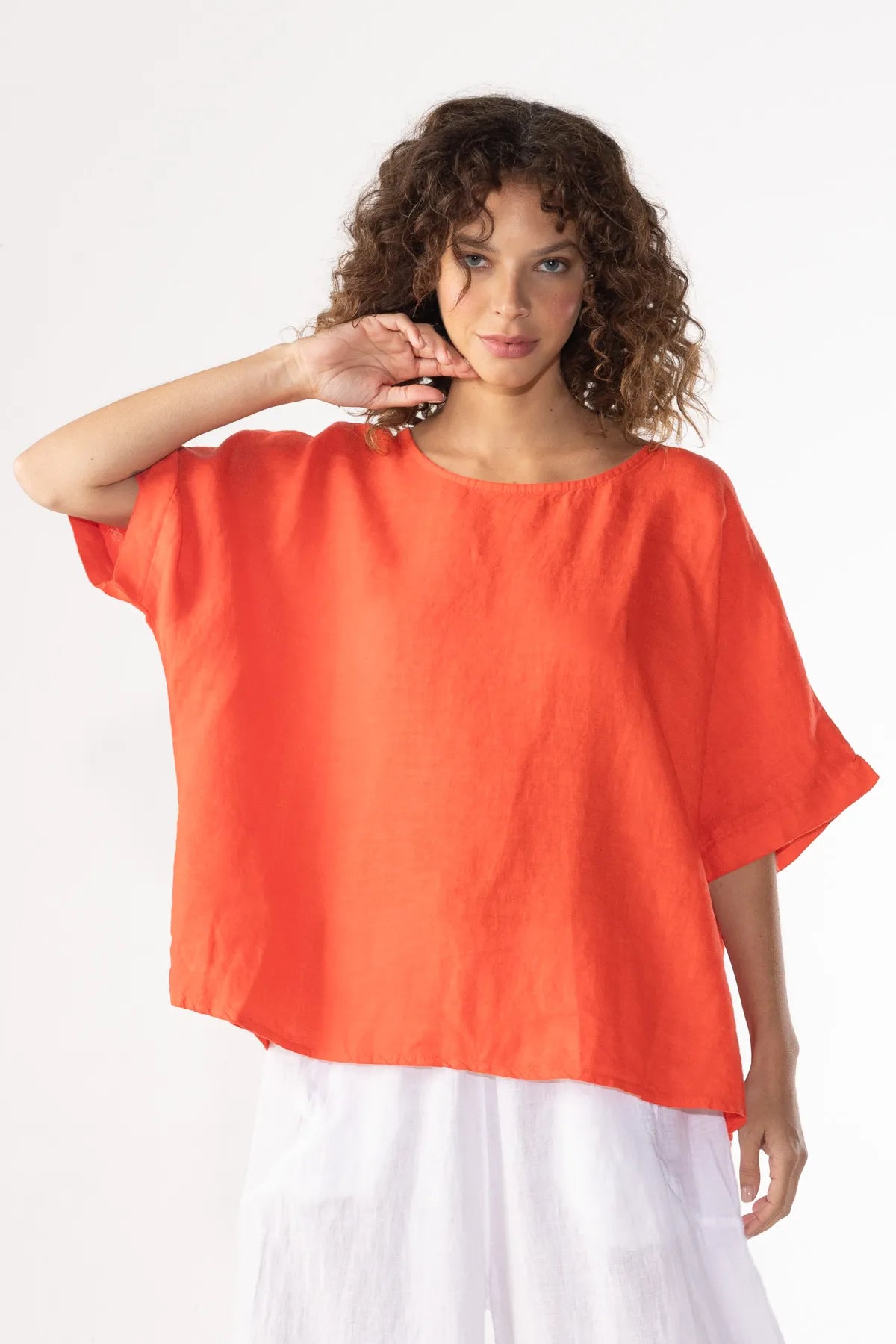 Ragga polera Gaby de lino de mujer oversize manga corta color carmín vista frontal