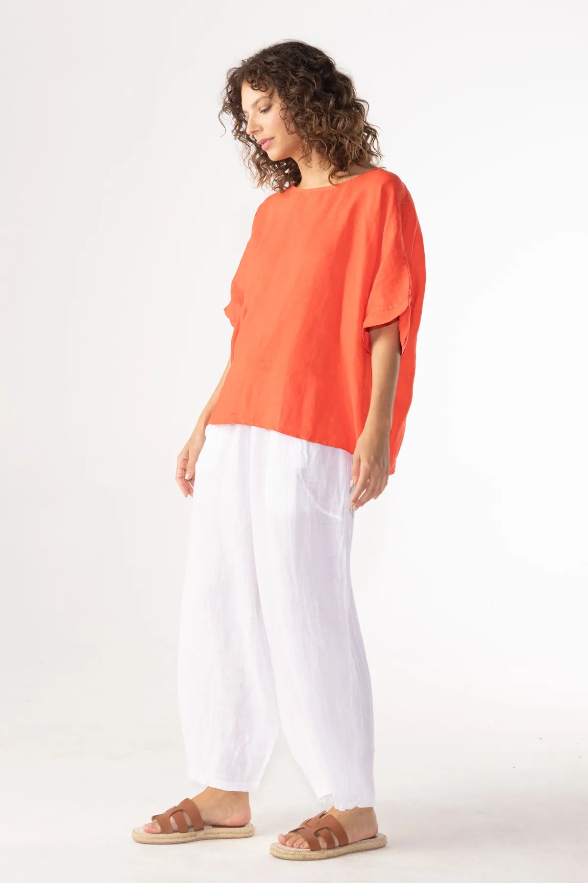 Ragga polera Gaby 100% lino de mujer casual oversize manga corta color carmín vista perfil