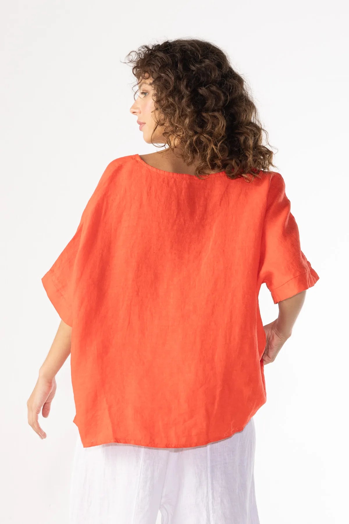 Ragga polera Gaby 100% lino de mujer recta oversize manga corta color carmín vista espalda