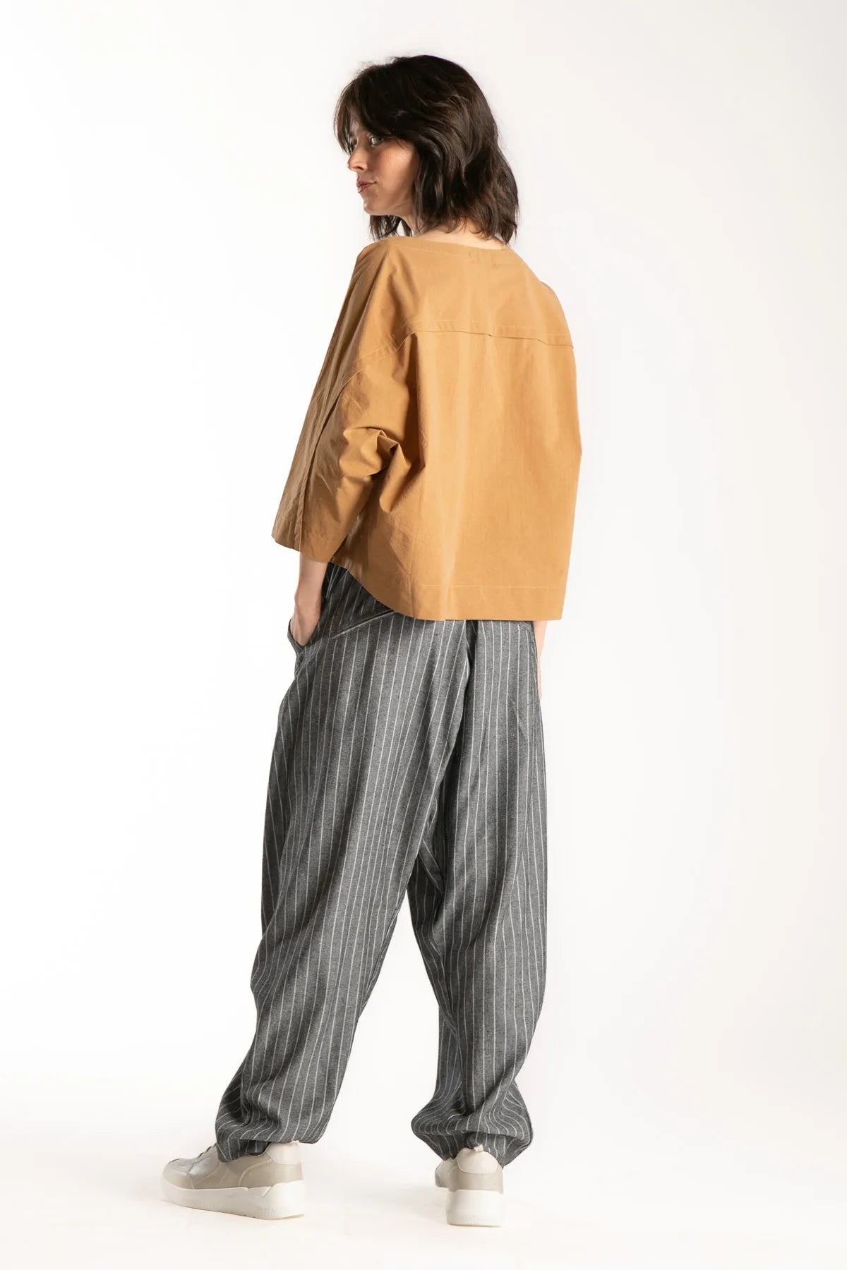 Ragga Polera Toscana de mujer relajada Algodón plano curry alforza alto espalda y mangas vista 34