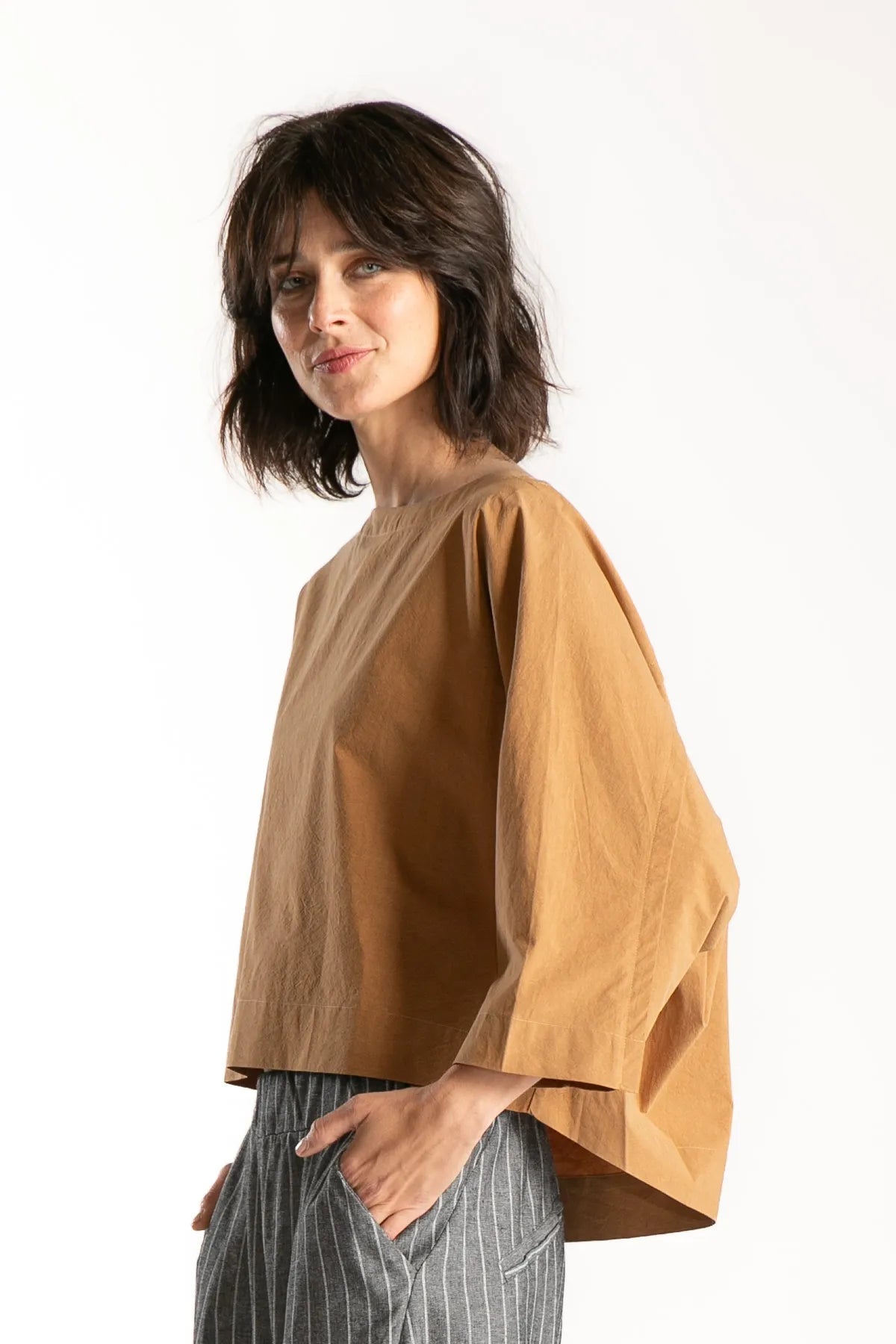 Ragga Polera Toscana de mujer casual Algodón plano curry alforza mangas 3/4 perfil