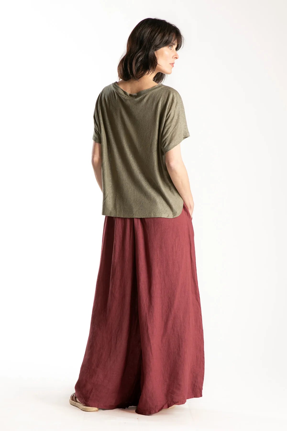 Ragga Polera manga corta de mujer de punto de lino color olivo vista espalda