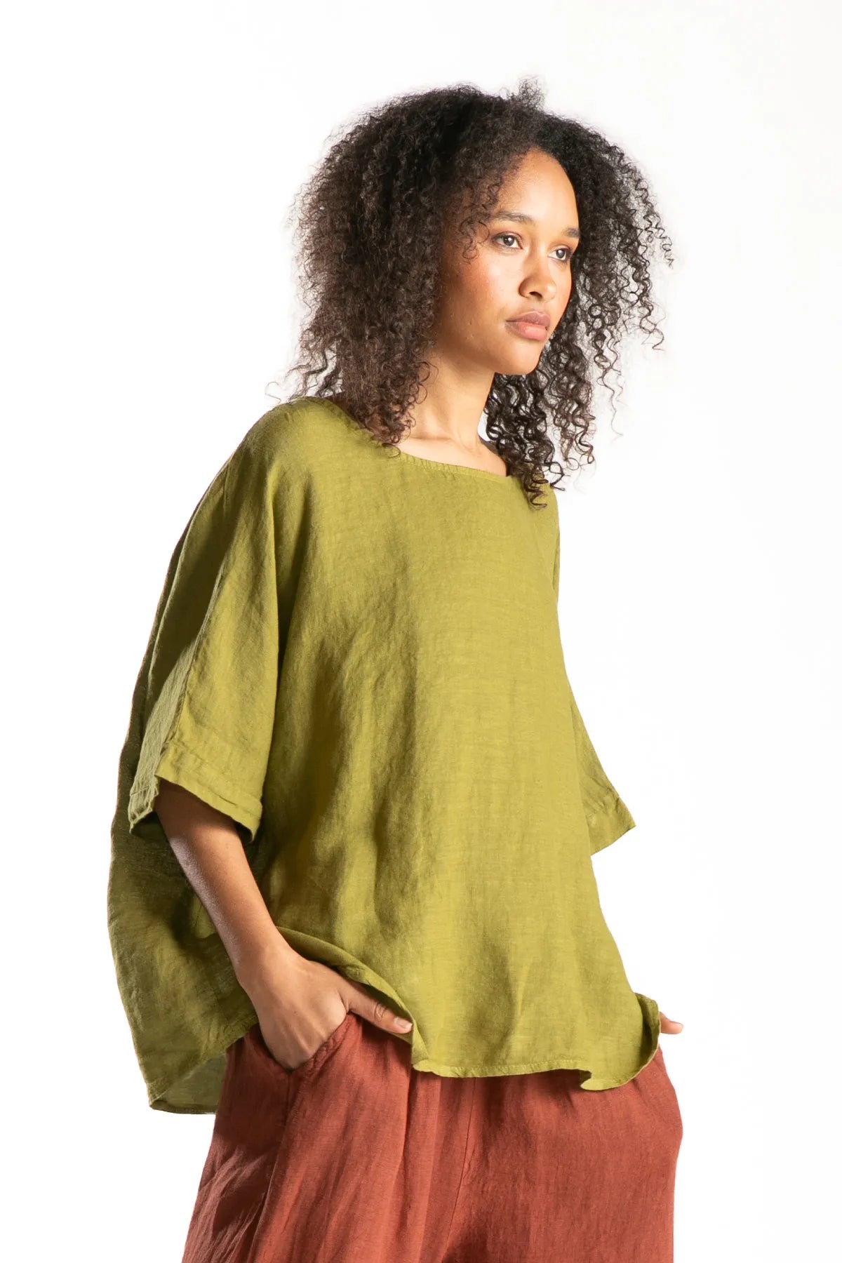 Ragga polera Gaby 100% lino de mujer casual oversize manga corta color oliva vista perfil