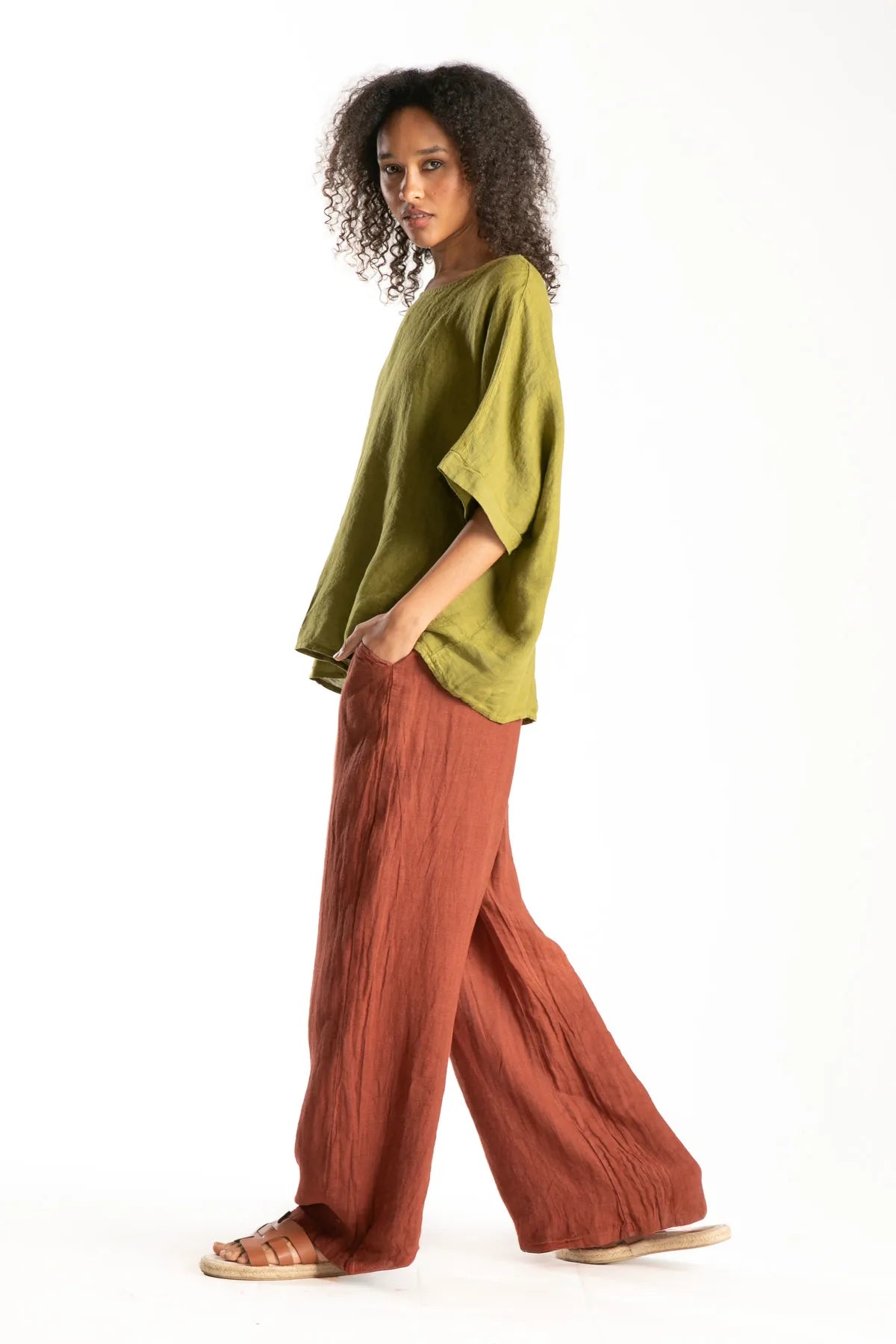 Ragga polera Gaby 100% lino de mujer recta oversize manga 3/4 color oliva vista perfil