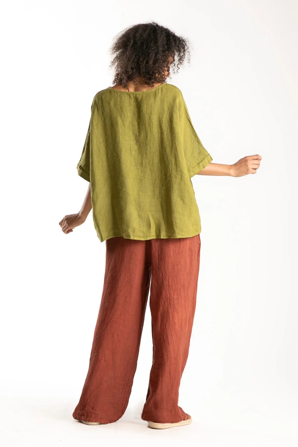 Ragga polera Gaby 100% lino de mujer recta oversize manga corta color oliva vista espalda