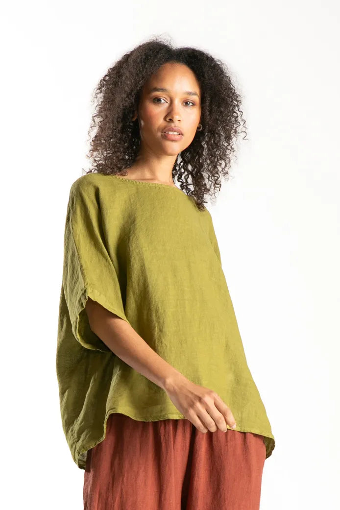 Ragga polera Gaby 100% lino de mujer recta oversize manga 3/4 color oliva vista frontal