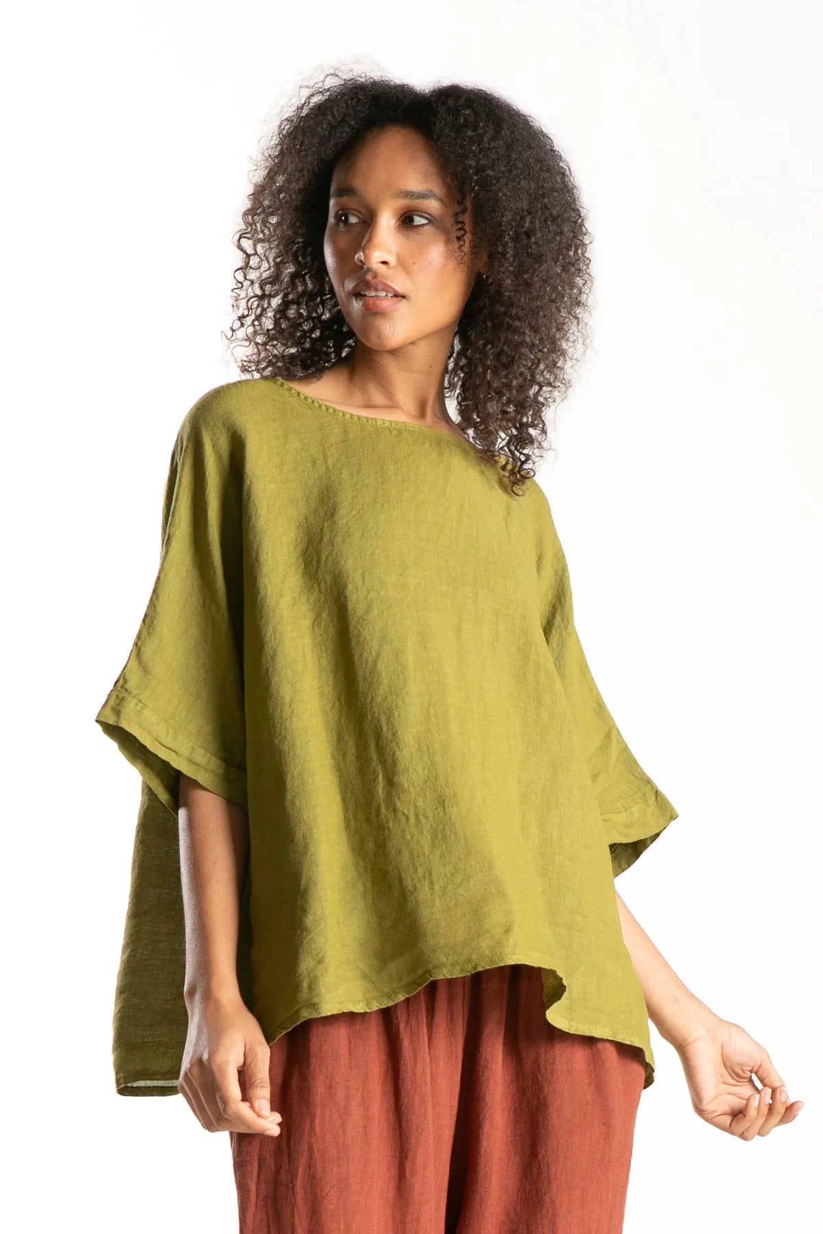 Ragga polera Gaby de lino de mujer oversize manga corta color oliva vista frontal