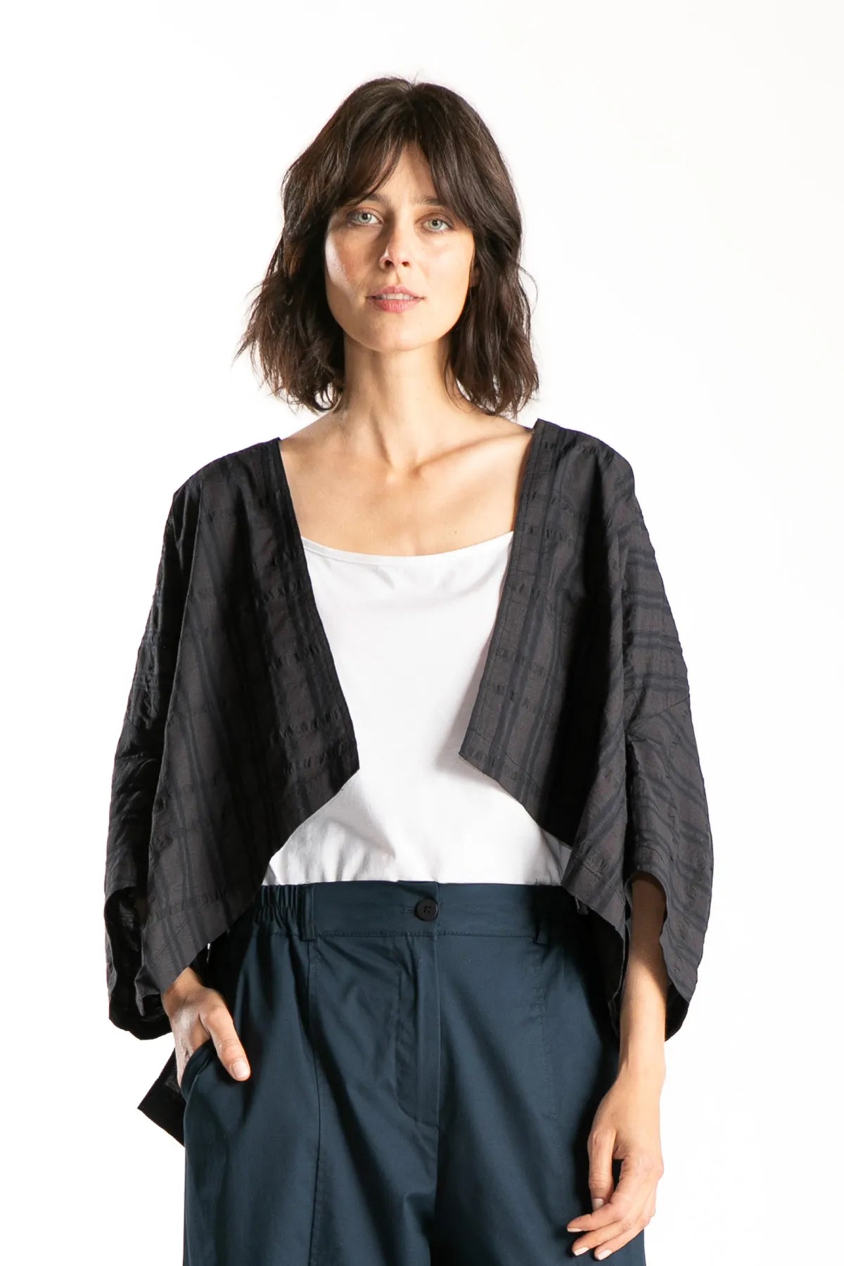 Ragga Tapado Rayan de mujer textil plano con trama lineal azul marino manga 3/4  frente abierto