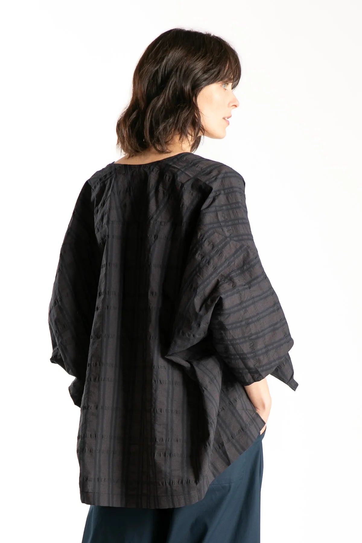 Ragga Tapado Rayan de mujer textil plano con trama lineal azul marino manga 3/4  espalda bajo cadera