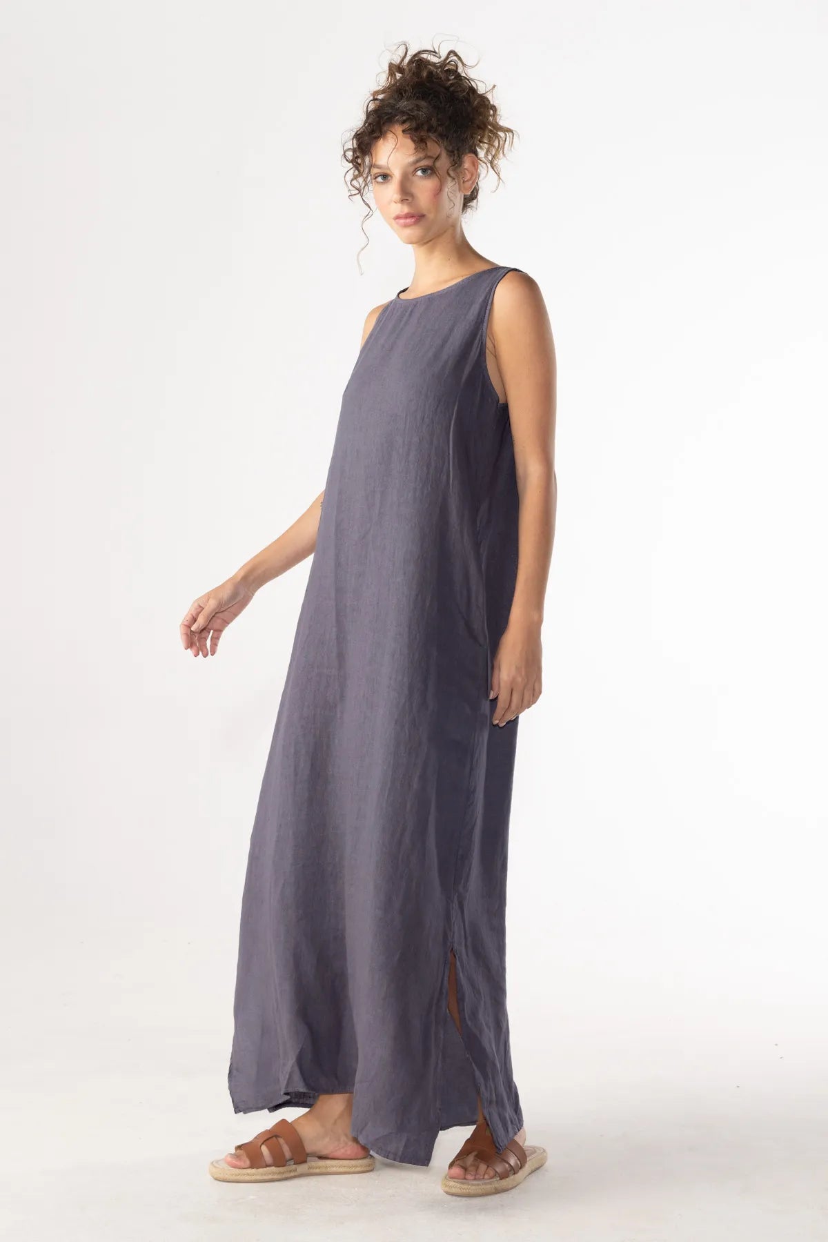 Ragga vestido Guiza largo casual sin mangas de lino aberturas laterales berenjena vista perfil 