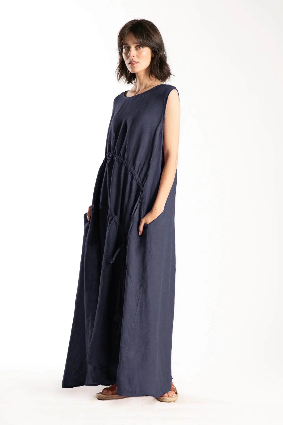 Ragga vestido Lucian de Lino de mujer largo azul marino sin mangas cortes curvos con cordones regulables vista perfil