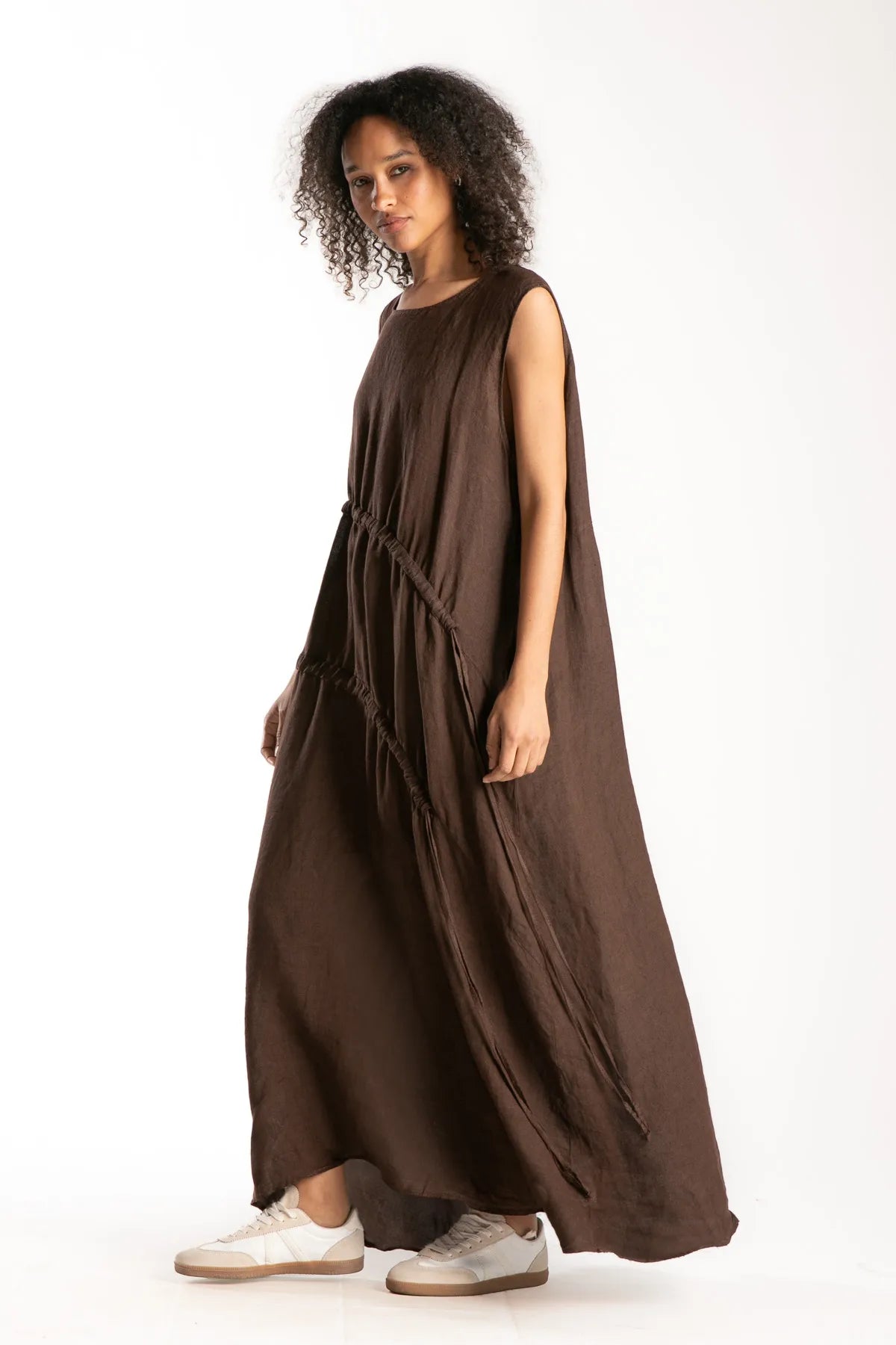 Ragga vestido Lucian de Lino de mujer largo chocolate sin mangas cortes curvos con cordones regulables vista perfil
