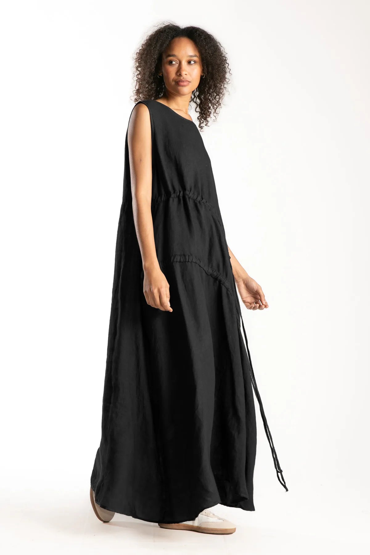 Ragga vestido Lucian de Lino de mujer largo negro sin mangas cortes curvos con cordones regulables vista perfil