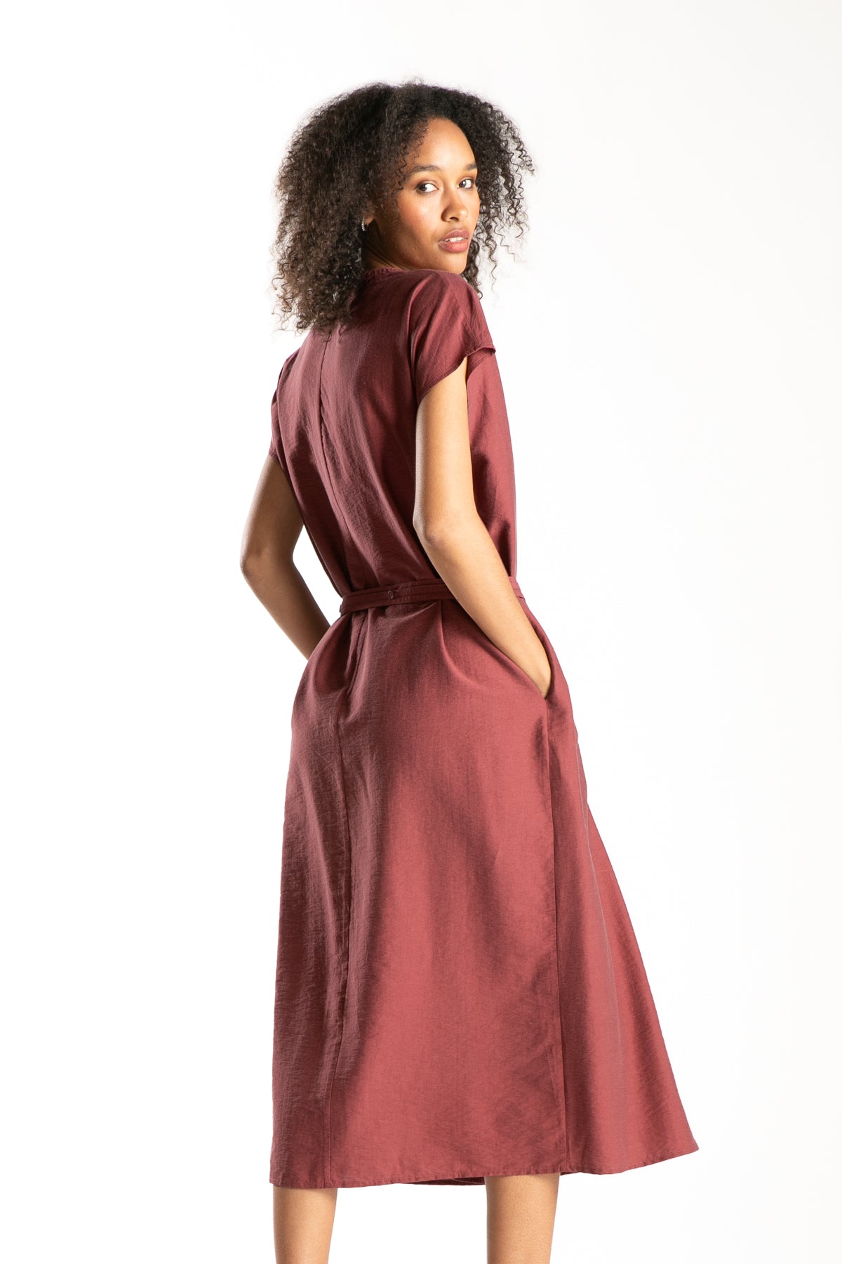 Ragga Vestido Mujer Montreal de tencel color granate cinturón vista espalda