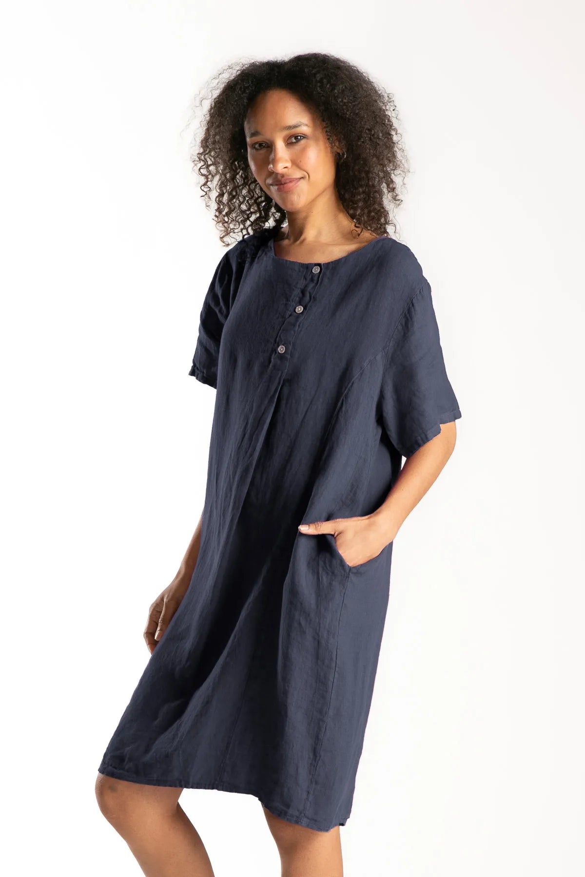 Ragga Vestido Renata de Lino azul marino de mujer manga corta  escote redondo abotonado nácar vista perfil