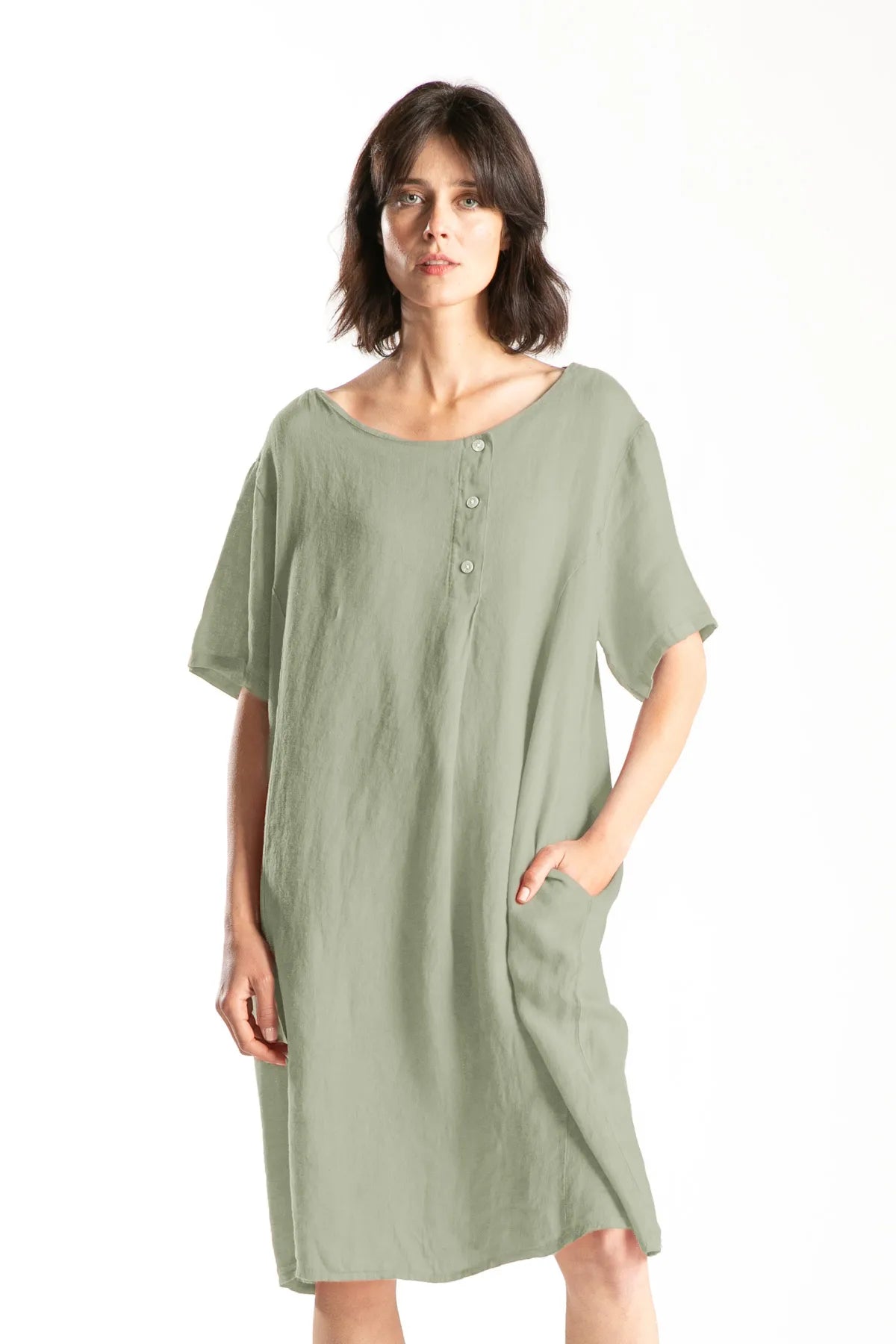 Ragga Vestido Renata de Lino verde musgo manga corta a la rodilla escote abotonado vista frontal