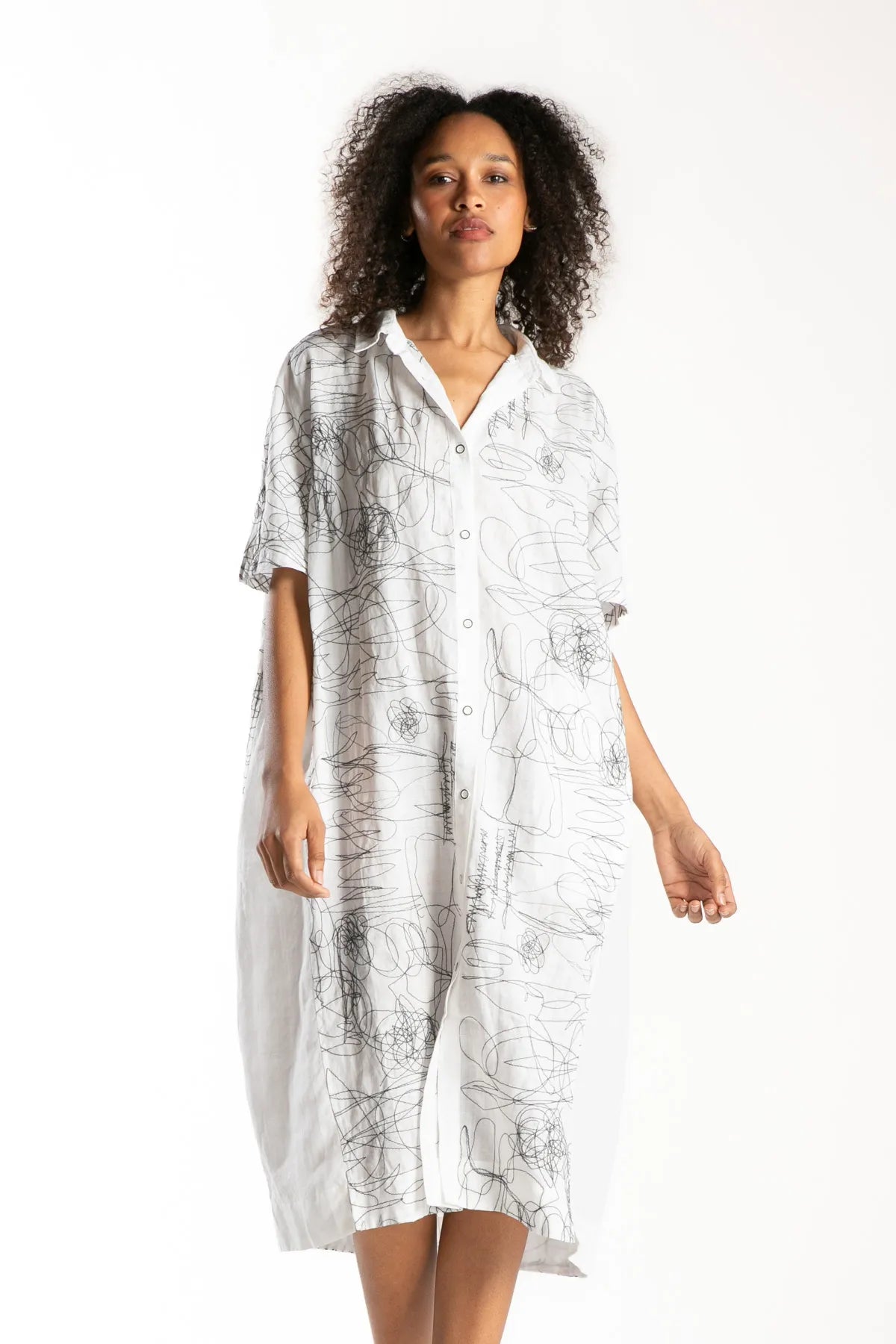 Ragga Vestido Camisero Lotak de ramio blanco con costuras grafito vista frontal