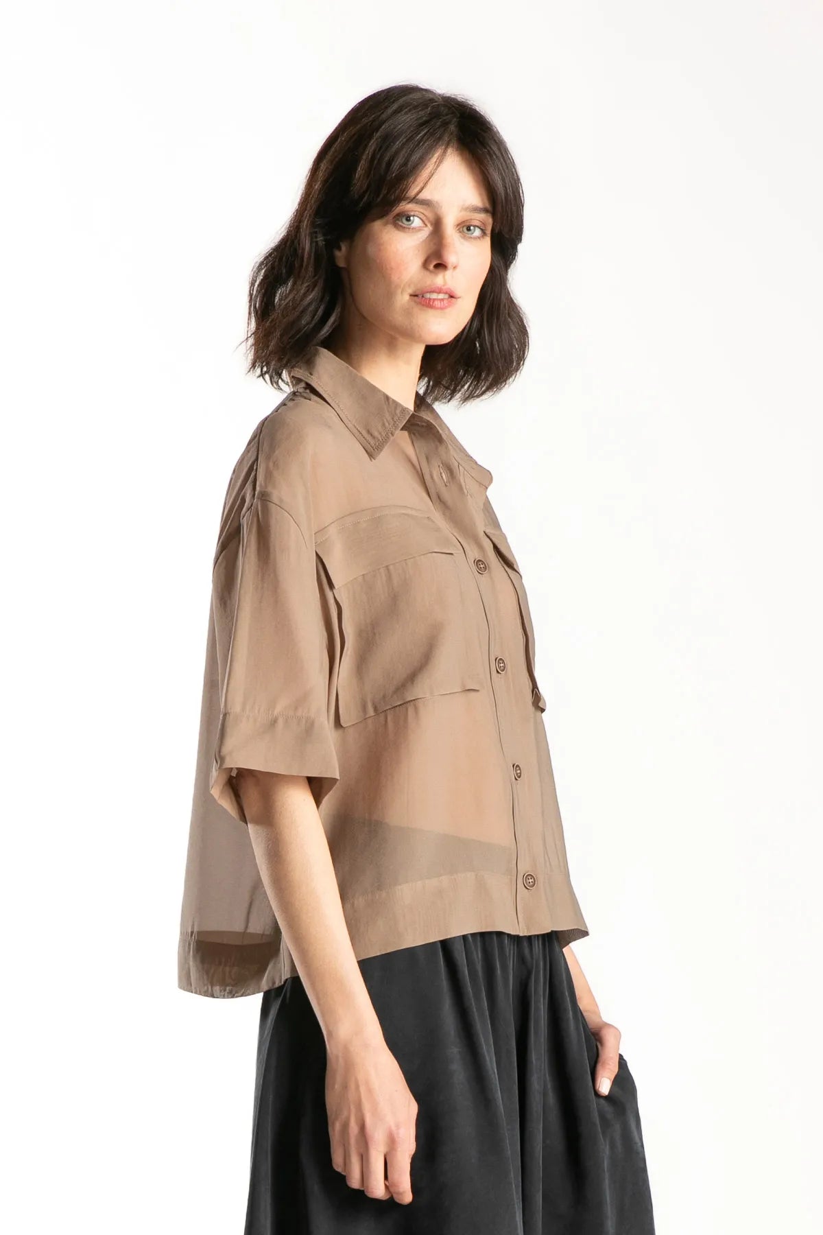 Ragga blusa Adira camisera en textil translúcido moka manga corta bolsillos de parche vista perfil