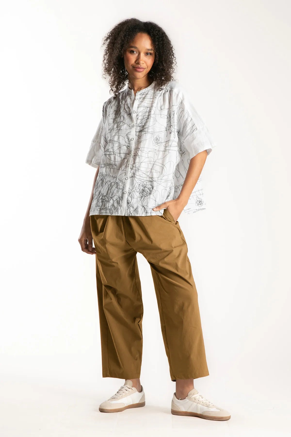 Ragga pantalón recto curry de lino y algodón de mujer con cruce nudo en pretina y bolsillos a la cadera vista frontal